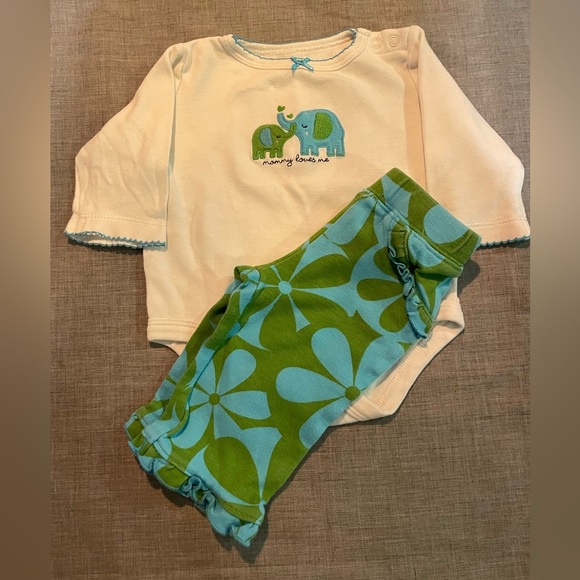 Adorable “Mommy Loves Me” 2-piece set. - Picture 2 of 4